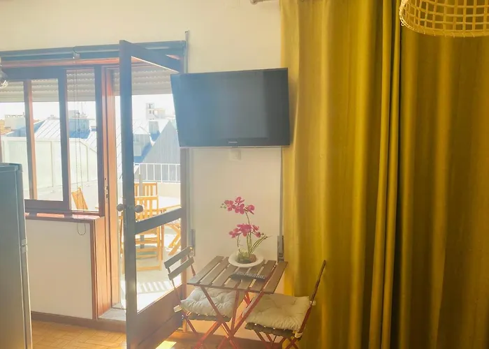 Com Patio Na Rua Principal Da بورتو