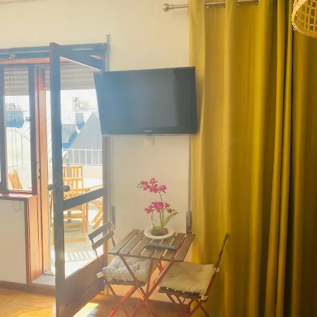Com Patio Na Rua Principal Da Porto