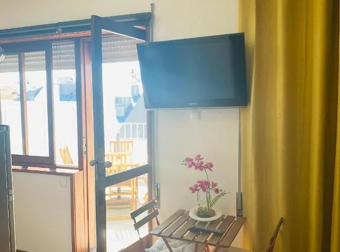 Com Patio Na Rua Principal Da