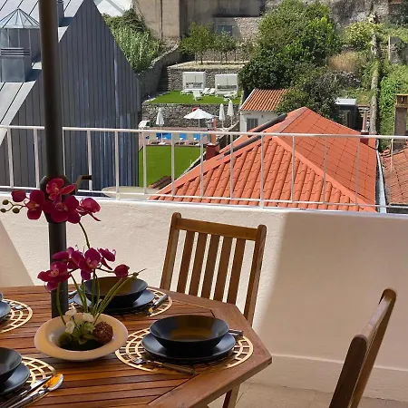 Com Patio Na Rua Principal Da Appartement Porto