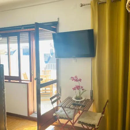 Com Patio Na Rua Principal Da