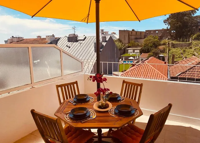 Com Patio Na Rua Principal Da Appartement Porto